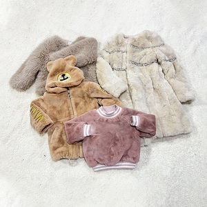 Abrigo de Piel Sintética para Niñas Pequeñas, Estilo Corto, Cálido para Invierno, Precio de Mayoreo Más Económico, Paca Mixta de Ropa Usada - Product Image 1