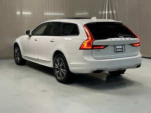 Voiture d'occasion de qualité abordable, Volvo V-90 Cross Country T6 2017, conduite à gauche - Product Image 6
