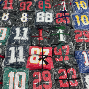 Maillot de football personnalisé noir et vert respirant en polyester antibactérien, col en V, manches courtes, uniforme d'équipe, inscription audacieuse 33 devant et derrière - Product Image 3