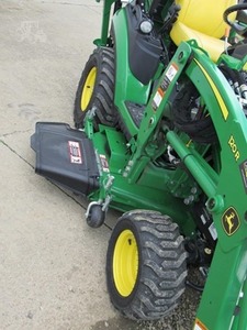 Tracteur utilitaire compact John Deere 25 CV 4x4 à transmission par engrenages, vert, avec chargeur frontal et pelle arrière pour usage en jardinage - Product Image 2