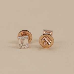 ต่างหูเพชรทรงเหลี่ยมมรกตเคลือบทองคำขาว 14k ดีไซน์ดอกไม้สไตล์วินเทจทันสมัยสำหรับงานหมั้น - Product Image 5