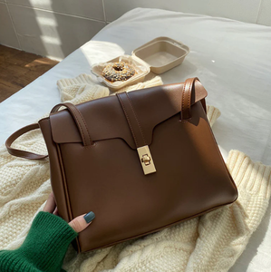 Sac fourre-tout léger en nylon matelassé pour femme Grand sac gonflé en cuir souple résistant à l'eau avec logo personnalisé - Product Image 2