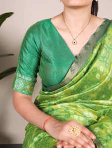 Sari Kanjivaram élégant avec tissage Zari classique et blouse non cousue, fournisseur en gros de vêtements ethniques à la mode en vrac - Product Image 4