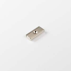 Barra piatta in neodimio 30x13,5x5mm con svasatura conica - Product Image 1