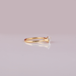 Bague de mariage en or jaune 18KT avec diamant de laboratoire de taille marquise solitaire et serti de griffes élégantes, design tendance certifié IGI - Product Image 4