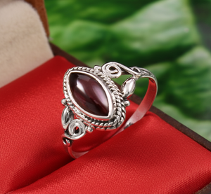 Anillo Hecho a Mano con Engaste de Bisel Clásico de Granate Marquesa en Plata de Ley 925 - Product Image 4