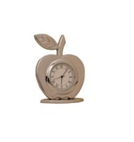 MARVELOUS ; Horloge de table en métal de couleur pomme, au design élégant et pratique, un cadeau idéal pour quelqu'un qui apprécie l'élégance fonctionnelle.