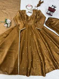 Collection de tenues de festival : Ensemble haut et pantalon en soie lourde brodée de fils, avec dupatta à bordure en dentelle sur quatre côtés - Product Image 4