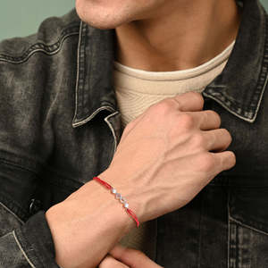 Rakhi Infinito Plateado con Roli Chawal, Joyería Tradicional y Cultural Coleccionable para Hermanos - Product Image 3