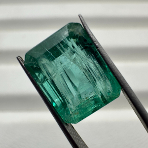 Hermosa Esmeralda zambiana verde natural de 4 quilates para uso de Anillos y joyas Esmeralda verde de alta calidad - Product Image 1