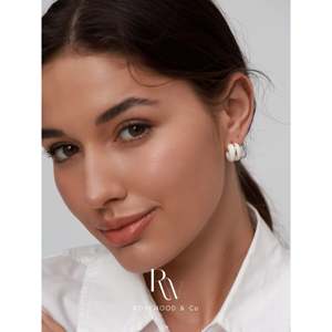 Orecchini a Cerchio in Acrilico Bianco e Nero Placcati Oro, Leggeri e alla Moda, Regalo per Lei - Product Image 5