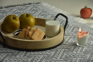 Bandeja de madera para servir con diseño de incrustaciones de latón Bandeja de madera para servir con acabado natural para cocina y mesa para bandeja de aperitivos de café - Product Image 4