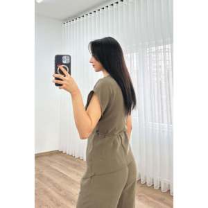 ชุดสูทสองชิ้นทรงโอเวอร์ไซส์สีกากีสำหรับผู้หญิง ยี่ห้อ Lustrin ผ้าโมดอล ติดกระดุมเม็ดเดียว พร้อมกางเกงขายาวทรงกว้าง เหมาะสำหรับใส่ลำลอง - Product Image 4