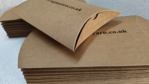 Cajas de Almohada de Papel Kraft Reciclado Ecológicas Hechas a Medida con Impresión de Logotipo en Estampado en Caliente para Embalaje de Regalos Promocionales Aptas para Microondas - Product Image 4