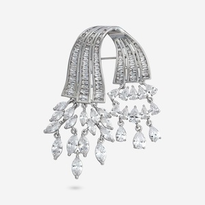 Broche de Cristal con Pedrería para Boda, Diseño Floral y Acabado Plateado - Product Image 3