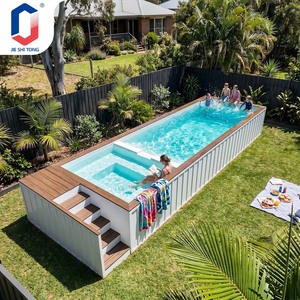 Piscine compacte avec terrasse en bois et banc intégré - Product Image 2