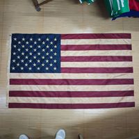 Drapeau d'extérieur robuste de 3x5 pieds, style vintage, teinté effet vieilli, avec motif du drapeau national américain brodé