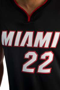 Maillot de basketball personnalisé OEM pour homme, débardeur athlétique sans manches à col en V, noir avec bordures rouges et jaunes, en polyester respirant - Product Image 4