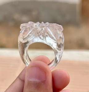 Bague de déclaration en cristal de quartz naturel Belle conception de bague en pierre précieuse sculptée à la main en fleur Bijoux en cristal - Product Image 3