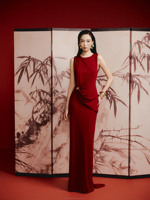 Robe longue moulante rouge de haute qualité à col droit et nœud, avec boutons dorés, écologique, idéale pour les événements formels et cocktails élégants