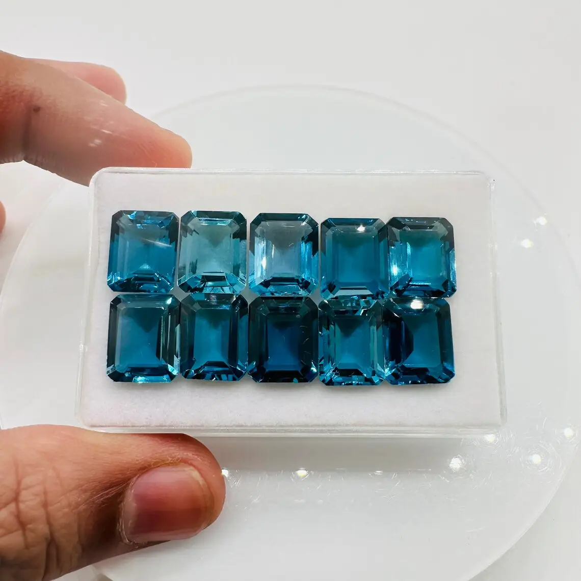 Fabricante de pedras preciosas personalizadas natural Londres Blue Topaz Corte Esmeralda 12x16mm Pedra preciosa grande solta facetada Topaz azul cultivada em laboratório Hidro