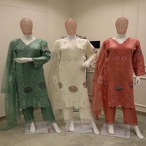 ชุดคุर्ตาผ้าฝ้ายสำหรับผู้หญิงสไตล์อินเดีย/ปากีสถานแบบดั้งเดิม ดีไซน์ทันสมัย ตกแต่งด้วยงานผ้าที่มีศิลปะ ทรงพลิ้วไหว เหมาะสำหรับงานปาร์ตี้ - Product Image 1