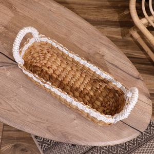 Cesta de Almacenamiento Rectangular Tejida a Mano de Jacinto de Agua / Contenedor Decorativo Tejido Largo con Ribete Blanco en Contraste y Asas Integradas - Product Image 4