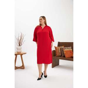 Robe longue tissée rouge grande taille pour femme RMG avec col élégant orné d'une broche et fente latérale stylée - Product Image 4