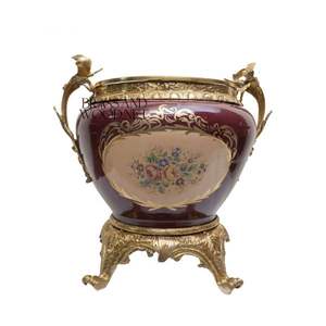 Pot de fleurs en porcelaine de luxe avec décor en laiton plaqué or antique - Product Image 2