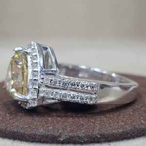 แหวนหมั้นเพชรโมอิสซาไนต์แท้ รับรองโดย GRA ระดับ VVSD ทรงทริลเลียน สีเหลือง ตัวเรือนเงินแท้ 925 ชุบทองคำขาว - Product Image 5