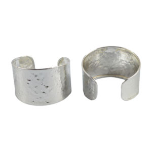 Brazalete de Moda para Mujer con Acabado Plateado Brillante y Elegante, Diseño de Esposas para Bodas y Eventos - Product Image 2