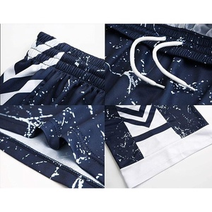 Vente en gros Kit de basket-ball unisexe personnalisable, uniforme de sport imprimé avec logo, ensemble short et pantalon d'équipe avec sublimation personnalisée - Product Image 4