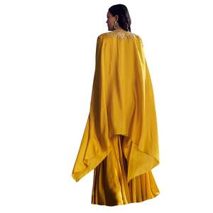 Costume Sharara en soie jaune avec cape Zari brodée pour femme fête de mariage indienne et tenue de fête traditionnelle - Product Image 5