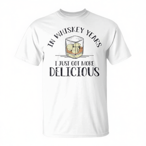 Camiseta 'En los años del whisky, me quedo con más whisky delicioso' - Producto promocional - Product Image 2