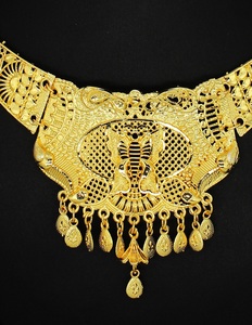 Ensemble de boucles d'oreilles en laiton pur plaqué or de haute qualité pour les mariages, les fêtes et les fiançailles conçues aux EAU Dubaï - Product Image 2