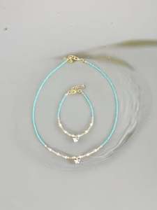 Ensemble collier et bracelet DAFNI en perles de plastique colorées et œil porte-bonheur - Fait main pour la fête des mères et la Saint-Valentin - Product Image 2