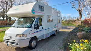 Autocaravana Fiat/Adria 2001, 7 plazas, color rosa, acero y aluminio - Product Image 2