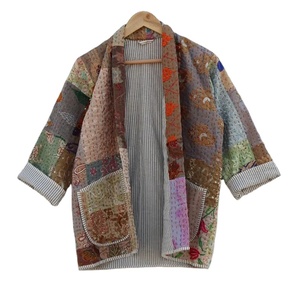Veste d'hiver de style japonais fait à la main Robe Kantha brodée de fleurs avec motif de lettres imprimées en blocs Veste Kantha - Product Image 1