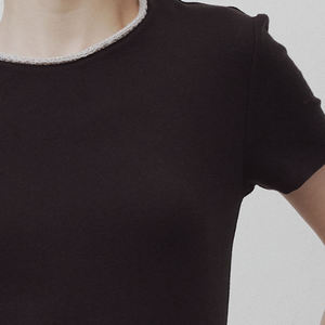 Camiseta acanalada para mujer con ribete en contraste-Camiseta clásica de cuello redondo, suave y atemporal - Product Image 3