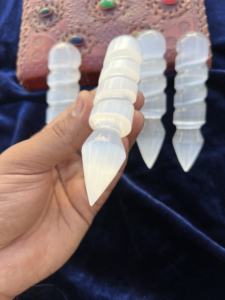 Tour en spirale en sélénite polie en gros grande baguette en cristal de guérison Feng Shui pour le nettoyage de l'énergie méditation spirituelle maison - Product Image 5