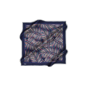 Écharpe carrée en crêpe de soie bleu marine à motifs - Product Image 2