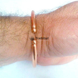 Bracelets en cuivre finition antique unisexe de qualité supérieure, style tendance, sertissage à bélière, plusieurs tailles pour collection ou cadeau par Tradebyd - Product Image 2