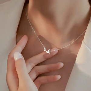 Colgante de pájaro de acero inoxidable de moda con baño de oro, diamantes y perlas como piedras principales, alas de aleación y cadena de eslabones para regalos budistas - Product Image 2