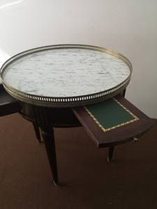 โต๊ะไม้และหินอ่อนด้านบนมีองค์ประกอบตกแต่งโลหะบางชิ้นที่สมบูรณ์แบบสำหรับมุมด้านข้าง - Product Image 4