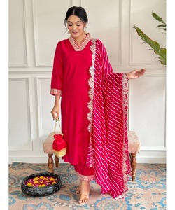 Salwar pakistanais élégant et formel à trois pièces, brodé multicolore, pour femmes, en coton, longueur au sol, pour mariage et fête - Product Image 3