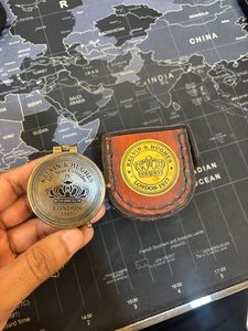 Pin de Latón Antiguo con Tapa Grabada y Cadena, Baño de Níquel Negro, Tema de Ángel para Viajes y Exploración - Product Image 3