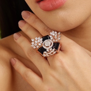 Elegante Anillo de Diamante Solitario en Oro Amarillo para Mujer, Joyería Clásica, Regalo para Ella, 0.40 Ct, Corte Pera y Corte Redondo, Venta al por Mayor - Product Image 4