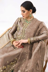 Tenue ethnique indienne de créateur : haut en soie brodé et orné de sequins, pantalon en soie butter et dupatta en tulle papillon - Product Image 2