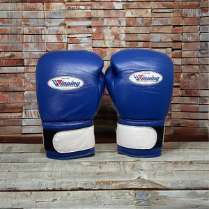 Guantes de boxeo para hombre hechos de cuero vacuno dorado que ofrecen un acolchado fuerte, soporte consistente y experiencias de entrenamiento fluidas. - Product Image 1