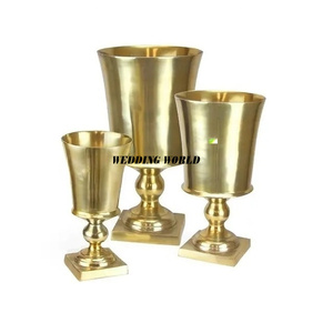 Juego de tres floreros de metal, soporte de flores de diseñador chapado en oro hecho a mano, maceta de metal nueva de lujo con estilo clásico - Product Image 1